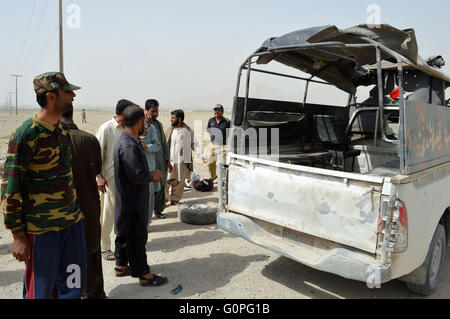 Quetta. 3 mai, 2016. Les gens se rassemblent autour d'un véhicule endommagé à un site de souffle dans le sud-ouest du Pakistan Quetta, le 3 mai 2016. Au moins un membre du personnel de sécurité a été tué et quatre autres blessés lorsqu'une bombe a explosé à leur véhicule dans le sud-ouest du Pakistan Quetta lieu le mardi matin, les médias ont rapporté l'ourdou. Credit : Tarek/Xinhua/Alamy Live News Banque D'Images