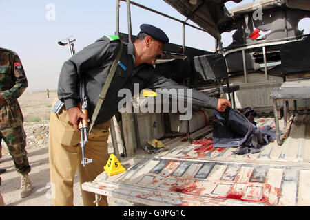 Quetta. 3 mai, 2016. Un policier examine un véhicule endommagé à un site de souffle dans le sud-ouest du Pakistan Quetta, le 3 mai 2016. Au moins un membre du personnel de sécurité a été tué et quatre autres blessés lorsqu'une bombe a explosé à leur véhicule dans le sud-ouest du Pakistan Quetta lieu le mardi matin, les médias ont rapporté l'ourdou. Credit : Tarek/Xinhua/Alamy Live News Banque D'Images