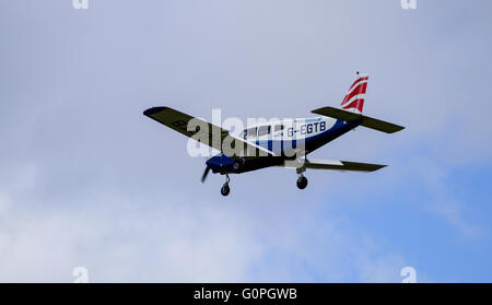 Tayside, Dundee, Écosse, Royaume-Uni, 3 mai 2016. Météo France : Des vents forts à Dundee. Les pilotes de l'Aviation de Tayside landing leurs appareils sans difficulté un vent soufflant en rafales jusqu'à 30km/h sur l'aéroport de Dundee. Credit : Dundee Photographics / Alamy Live News Banque D'Images