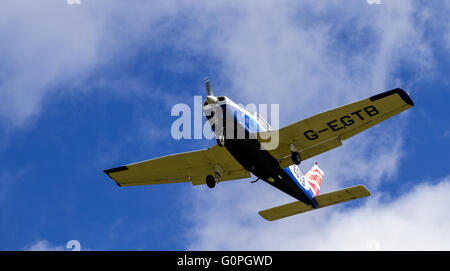 Tayside, Dundee, Écosse, Royaume-Uni, 3 mai 2016. Météo France : Des vents forts à Dundee. Les pilotes de l'Aviation de Tayside landing leurs appareils sans difficulté un vent soufflant en rafales jusqu'à 30km/h sur l'aéroport de Dundee. Credit : Dundee Photographics / Alamy Live News Banque D'Images