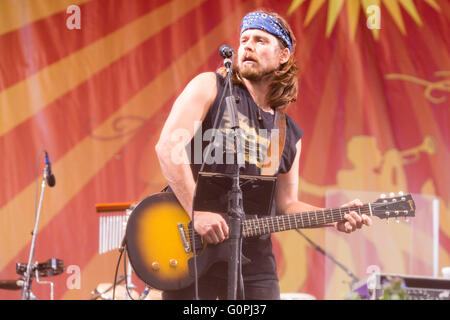 La Nouvelle-Orléans, Louisiane, Etats-Unis. 1er mai 2016. Musicien LUKAS NELSON de promesse de la véritable effectue vivre avec Neil Young au cours de la New Orleans Jazz & Heritage Festival à Fair Grounds Race Course à la Nouvelle Orléans, Louisiane © Daniel DeSlover/ZUMA/Alamy Fil Live News Banque D'Images