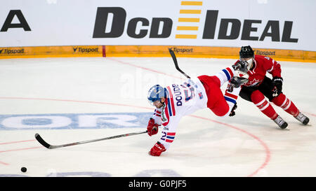 Prague, République tchèque. 3 mai, 2016. Milan Doudera (CZE), à gauche, et Taylor Hall (CAN) en action pendant le match amical contre la République tchèque Le Canada à Prague, en République tchèque, le mardi 3 mai 2016. Credit : Michal Kamaryt/CTK Photo/Alamy Live News Banque D'Images