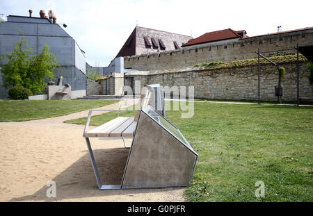 Litomerice, République tchèque. 06Th Mai, 2016. CapaSitty (smart) répond à la nécessité croissante d'être en ligne et charger des appareils intelligents partout. Ces dispositifs sont déchargés beaucoup plus rapidement que les téléphones classiques. CapaSitty fournit des accès sans fil à internet et permet de recharger les appareils mobiles via le port USB ou câble-libre l'induction. En même temps, il surveille la qualité de l'air. Toutes ses fonctions sont alimentées par l'énergie solaire uniquement dans Litomerice, République tchèque, le 3 mai 2016. © Ondrej Hajek/CTK Photo/Alamy Live News Banque D'Images