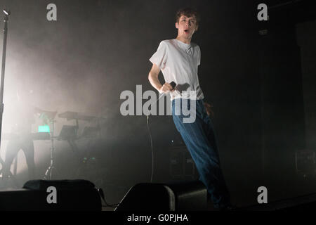 Milan Italie. 02 mai 2016. Le chanteur-compositeur pop australienne et l'acteur TROYE SIVAN effectuer en direct sur scène à l'Alcatraz pendant le 'Blue quartier Tour' Credit : Rodolfo Sassano/Alamy Live News Banque D'Images