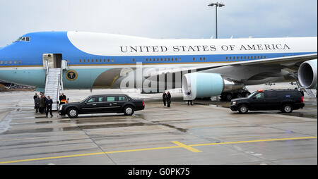 Hanovre, Allemagne. Apr 25, 2016. La limousine 'la bête' du président américain Barack Obama Air Force 1 approches d'Obama sur le départ de l'aéroport de Hanovre (Allemagne), 25 avril 2016. Le Président Obama est en train de conclure sa visite de deux jours en Allemagne. Photo : Holger Hollemann/dpa/Alamy Live News Banque D'Images