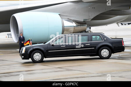 Hanovre, Allemagne. Apr 25, 2016. La limousine 'la bête' du président américain Barack Obama Air Force 1 approches d'Obama sur le départ de l'aéroport de Hanovre (Allemagne), 25 avril 2016. Le Président Obama est en train de conclure sa visite de deux jours en Allemagne. Photo : Holger Hollemann/dpa/Alamy Live News Banque D'Images