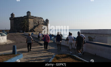 Cojimar, CUBA. 3 mai, 2016. Les passagers de l'Fathon Adonia crusie iwalk navire vers le château de Cojimar, Cuba, à l'est de La Havane, le mardi 3 mai 2016. La ville est le théâtre d'Ernest Hemmigway roman Ã'"Le vieil homme et la mer.Ã¢â€".Le sud de la Floride ; pas de MAGS ; PAS DE VENTES, PAS D'INTERNET, PAS DE TÉLÉVISION. © Sun-Sentinel/ZUMA/Alamy Fil Live News Banque D'Images