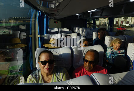 Cojimar, CUBA. 3 mai, 2016. Les passagers de l'Fathon Adonia crusie navire sont perçus sur un autobus de tournée sur la route de Cojimar, Cuba, à l'est de La Havane, le mardi 3 mai 2016. La ville est le théâtre d'Ernest Hemmigway roman Ã'"Le vieil homme et la mer.Ã¢â€".Le sud de la Floride ; pas de MAGS ; PAS DE VENTES, PAS D'INTERNET, PAS DE TÉLÉVISION. © Sun-Sentinel/ZUMA/Alamy Fil Live News Banque D'Images