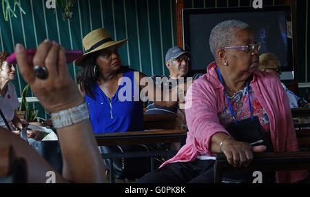 Arroya Naranjo, à Cuba. 3 mai, 2016. Les touristes de l'Fathon Adonia crusie navire écoute un exposé à la ferme Yoandra dans Arroya Grande, Cuba, à l'est de La Havane, le mardi 3 mai 2016. La ferme biologique visite s'inscrivait dans le cadre du thème de peuple à peuple Cuba croisière. La Floride du Sud ; pas de MAGS ; PAS DE VENTES, PAS D'INTERNET, PAS DE TÉLÉVISION. © Sun-Sentinel/ZUMA/Alamy Fil Live News Banque D'Images