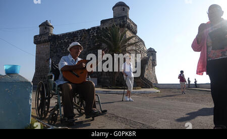 Cojimar, CUBA. 3 mai, 2016. Marcelo Martinez, l'âge de 79 ans, strum sa guitare pour les touristes de l'Fathon Adonia crusie navire de Cojimar, Cuba, à l'est de La Havane, le mardi 3 mai 2016. La ville est le théâtre d'Ernest Hemmigway roman Ã'"Le vieil homme et la mer.Ã¢â€".Le sud de la Floride ; pas de MAGS ; PAS DE VENTES, PAS D'INTERNET, PAS DE TÉLÉVISION. © Sun-Sentinel/ZUMA/Alamy Fil Live News Banque D'Images