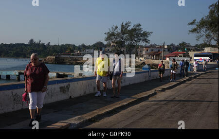 Cojimar, CUBA. 3 mai, 2016. Les passagers de l'Fathon Adonia crusie navire à pied le long du Malecon de Cojimar, Cuba, à l'est de La Havane, le mardi 3 mai 2016. La ville est le théâtre d'Ernest Hemmigway roman Ã'"Le vieil homme et la mer.Ã¢â€".Le sud de la Floride ; pas de MAGS ; PAS DE VENTES, PAS D'INTERNET, PAS DE TÉLÉVISION. © Sun-Sentinel/ZUMA/Alamy Fil Live News Banque D'Images