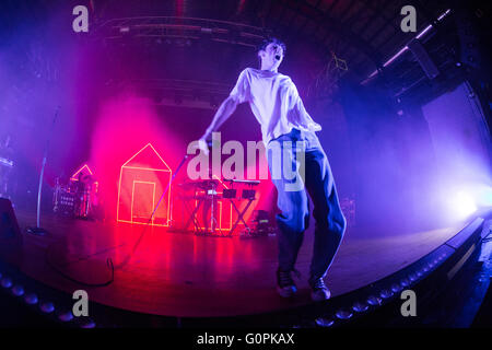 Milan Italie. 02 mai 2016. Le chanteur-compositeur pop australienne et l'acteur TROYE SIVAN effectuer en direct sur scène à l'Alcatraz pendant le 'Blue quartier Tour' Credit : Rodolfo Sassano/Alamy Live News Banque D'Images