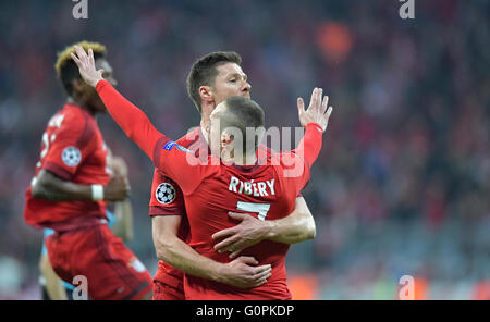 Munich, Allemagne. 06Th Mai, 2016. Xabi Alonso de Munich est célèbre son but avec Franck Ribery lors de la demi-finale de la Ligue des Champions match retour match de football entre le Bayern Munich et l'Atletico Madrid à l'Allianz Arena de Munich, Allemagne, 03 mai 2016. Photo : Peter Kneffel/dpa/Alamy Live News Banque D'Images