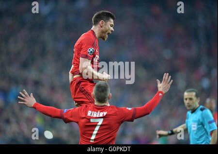 Munich, Allemagne. 06Th Mai, 2016. Xabi Alonso de Munich est célèbre son but avec Franck Ribery lors de la demi-finale de la Ligue des Champions match retour match de football entre le Bayern Munich et l'Atletico Madrid à l'Allianz Arena de Munich, Allemagne, 03 mai 2016. Photo : Peter Kneffel/dpa/Alamy Live News Banque D'Images