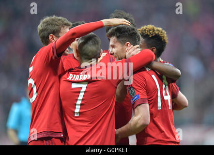 Munich, Allemagne. 06Th Mai, 2016. Xabi Alonso de Munich (2 R) célèbre son but avec l'équipe au cours de la demi-finale de la Ligue des Champions match retour match de football entre le Bayern Munich et l'Atletico Madrid à l'Allianz Arena de Munich, Allemagne, 03 mai 2016. Photo : Peter Kneffel/dpa/Alamy Live News Banque D'Images