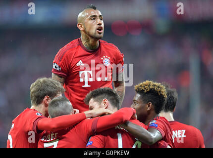 Munich, Allemagne. 06Th Mai, 2016. Munich, Xabi Alonso (M, d) célèbre son but avec l'équipe au cours de la demi-finale de la Ligue des Champions match retour match de football entre le Bayern Munich et l'Atletico Madrid à l'Allianz Arena de Munich, Allemagne, 03 mai 2016. Photo : Peter Kneffel/dpa/Alamy Live News Banque D'Images