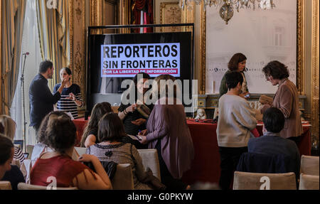 Madrid, Espagne, 3e mai 2016. Parlant à un journaliste précédente conférence en journée mondiale de la liberté de la presse organisé par Reporters sans frontières. Credit : Enrique Davó/Alamy Live News Banque D'Images