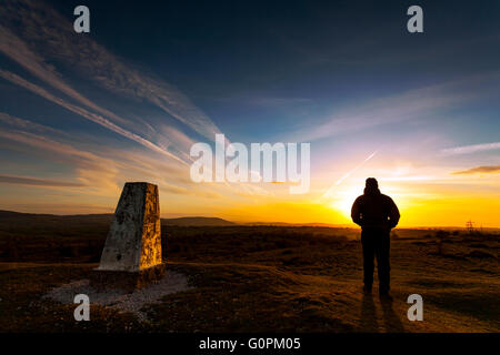 Flintshire, au nord du Pays de Galles, Royaume-Uni. 3e mai 2016. Météo Royaume-uni UK- température commence à augmenter cette semaine résultant en  +20° C par semaine. Un ejoys walker au soleil, il se couche sur la montagne surplombant le Halkyn Clwydian Hills. Banque D'Images