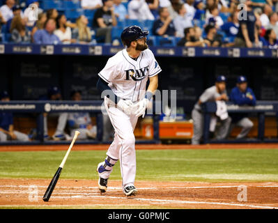 Saint Petersburg, Florida, USA. 3 mai, 2016. Vous VRAGOVIC | fois.Rays de Tampa Bay catcher Curt Casali (19) montres ses deux home run run head pour le mur au cours de la quatrième manche du match entre les Rays de Tampa Bay et les Dodgers de Los Angeles au Tropicana Field à Saint-Pétersbourg, en Floride, le mardi 3 mai 2016. Credit : Vragovic/Tampa Bay Times/ZUMA/Alamy Fil Live News Banque D'Images