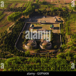 Tangshan. 4 mai, 2016. Une photo aérienne prise le 4 mai 2016 indique la concubine impériale le tintement de la chambre pour l'Empereur Kangxi (1651-1722) à l'Est des tombes Qing Dongguan City, dans le nord de la Chine, province de Hebei. L'Est des tombes Qing, le plus grand et le plus complet et le mieux préservé des mausolée complexe en Chine, a été inscrit dans la Liste du patrimoine mondial en 2000. © Liu Mancang/Xinhua/Alamy Live News Banque D'Images