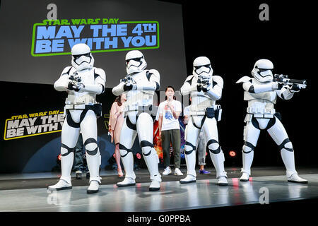 Tokyo, Japon. 4 mai, 2016. Stormtroopers exécuter au cours de la cérémonie de lancement de ''Star Wars : Episode VII - La Force s'éveille'' premium fort MovieNEX à Parco Theater à Shibuya le 4 mai 2016, Tokyo, Japon. La boîte qui contient des DVD et Blue-ray avec fonctions bonus coûte 9 800 yens (91,42 USD). Credit : Rodrigo Reyes Marin/AFLO/Alamy Live News Banque D'Images