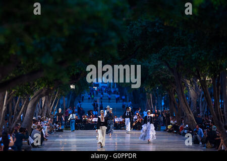 La Havane, Cuba. 3 mai, 2016. Débuts modèles Karl Lagerfeld's 'ligne' Croisière pour Chanel au Paseo del Prado street à La Havane, Cuba, le 3 mai 2016. Credit : Liu Bin/Xinhua/Alamy Live News Banque D'Images