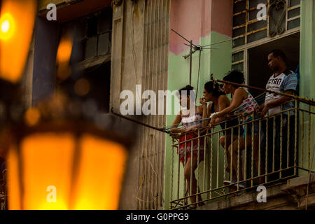 La Havane, Cuba. 3 mai, 2016. Les résidents locaux watch Chanel's fashion show depuis leur balcon à La Havane, Cuba, le 3 mai 2016. Credit : Liu Bin/Xinhua/Alamy Live News Banque D'Images