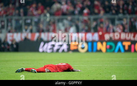 Munich, Allemagne. 3 mai, 2016. Le Bayern de Munich, David Alaba réagit après la demi-finale de la Ligue des Champions match de football FC Bayern Munich vs Atletico Madrid à Munich, Allemagne, le 3 mai 2016. Photo : Thomas Eisenhuth/DPA - PAS DE FIL - SERVICE/dpa/Alamy Live News Banque D'Images