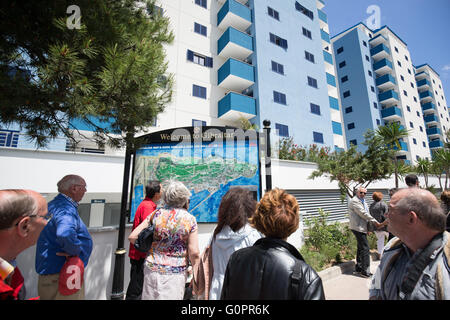 Les touristes de différents bateaux de croisière d'examiner une carte de la ville sur une excursion à Gibraltar, Grande Bretagne, 02 mai 2016. Photo : CHRISTIAN CHARISIUS/dpa Banque D'Images