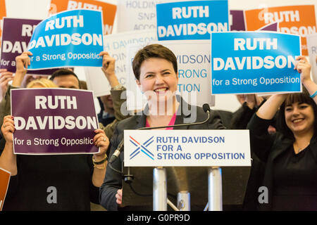 Edinburgh, Royaume-Uni. 04 mai, 2016. Ruth Davidson a commencé son dernier effort pour diriger le parti conservateur d'opposition à l'élection parlementaire écossais avec une veille de scrutin rassemblement à l'Royal Botanic Garden, Édimbourg Crédit : Richard Dyson/Alamy Live News Banque D'Images