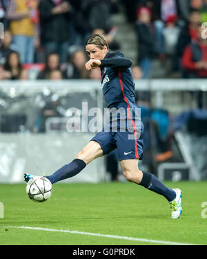 Munich, Allemagne. 3 mai, 2016. Madrid Fernando Torres en action pendant la demi-finale de la Ligue des Champions match de football FC Bayern Munich vs Atletico Madrid à Munich, Allemagne, le 3 mai 2016. Photo : Thomas Eisenhuth/DPA - PAS DE FIL - SERVICE/dpa/Alamy Live News Banque D'Images