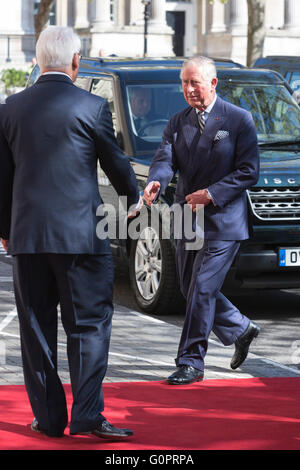 Londres, Royaume-Uni. 4 mai 2016. Le prince Charles avec Gordon Campbell, Haut Commissaire. TRH Prince Charles et Camilla, Duchesse de Cornouailles visiter le Canada House récemment rénové, le Haut-commissariat du Canada, à Trafalgar Square. Crédit : Images éclatantes/Alamy Live News Banque D'Images