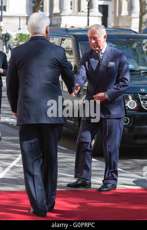 Londres, Royaume-Uni. 4 mai 2016. Le prince Charles avec Gordon Campbell, Haut Commissaire. TRH Prince Charles et Camilla, Duchesse de Cornouailles visiter le Canada House récemment rénové, le Haut-commissariat du Canada, à Trafalgar Square. Crédit : Images éclatantes/Alamy Live News Banque D'Images