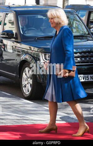 Londres, Royaume-Uni. 4 mai 2016. Camilla, Duchesse de Cornouailles arrive. TRH Prince Charles et Camilla, Duchesse de Cornouailles visiter le Canada House récemment rénové, le Haut-commissariat du Canada, à Trafalgar Square. Crédit : Images éclatantes/Alamy Live News Banque D'Images