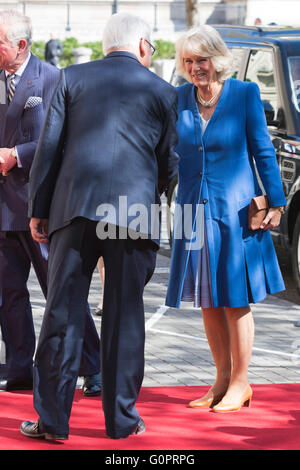 Londres, Royaume-Uni. 4 mai 2016. Le Prince Charles et Camilla, Duchesse de Cornouailles sont accueillis par Gordon Campbell, Haut Commissaire. TRH Prince Charles et Camilla, Duchesse de Cornouailles visiter le Canada House récemment rénové, le Haut-commissariat du Canada, à Trafalgar Square. Crédit : Images éclatantes/Alamy Live News Banque D'Images