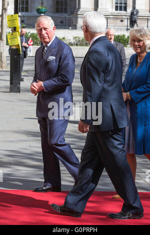 Londres, Royaume-Uni. 4 mai 2016. Le Prince Charles et Camilla, Duchesse de Cornouailles sont accueillis par Gordon Campbell, Haut Commissaire. TRH Prince Charles et Camilla, Duchesse de Cornouailles visiter le Canada House récemment rénové, le Haut-commissariat du Canada, à Trafalgar Square. Crédit : Images éclatantes/Alamy Live News Banque D'Images