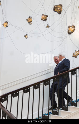 Londres, Royaume-Uni. 4 mai 2016. Le prince Charles avec Gordon Campbell, Haut Commissaire. TRH Prince Charles et Camilla, Duchesse de Cornouailles visiter le Canada House récemment rénové, le Haut-commissariat du Canada, à Trafalgar Square. Crédit : Images éclatantes/Alamy Live News Banque D'Images