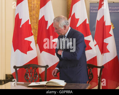 Londres, Royaume-Uni. 4 mai 2016. TRH Prince Charles et Camilla, Duchesse de Cornouailles visiter le Canada House récemment rénové, le Haut-commissariat du Canada, à Trafalgar Square. Crédit : Images éclatantes/Alamy Live News Banque D'Images