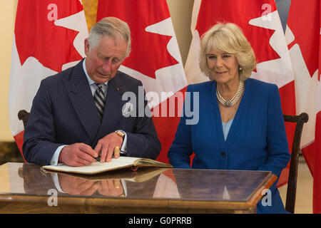 Londres, Royaume-Uni. 4 mai 2016. Sur la photo : le Prince Charles. Sur la photo : le Prince Charles et Camilla, Duchesse de Cornouailles de signer le livre des visiteurs. TRH Prince Charles et Camilla, Duchesse de Cornouailles visiter le Canada House récemment rénové, le Haut-commissariat du Canada, à Trafalgar Square. Crédit : Images éclatantes/Alamy Live News Banque D'Images