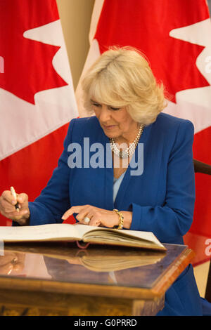 Londres, Royaume-Uni. 4 mai 2016. Camilla, Duchesse de Cornouailles de signer le livre d'or. TRH Prince Charles et Camilla, Duchesse de Cornouailles visiter le Canada House récemment rénové, le Haut-commissariat du Canada, à Trafalgar Square. Crédit : Images éclatantes/Alamy Live News Banque D'Images