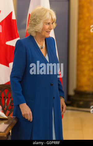 Londres, Royaume-Uni. 4 mai 2016. Sur la photo : Camilla, Duchesse de Cornwall. TRH Prince Charles et Camilla, Duchesse de Cornouailles visiter le Canada House récemment rénové, le Haut-commissariat du Canada, à Trafalgar Square. Crédit : Images éclatantes/Alamy Live News Banque D'Images