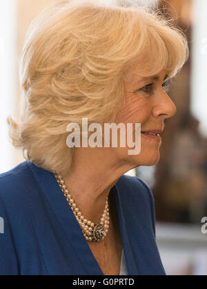 Londres, Royaume-Uni. 4 mai 2016. Sur la photo : S.A.R. Camilla, Duchesse de Cornwall. TRH Prince Charles et Camilla, Duchesse de Cornouailles visiter le Canada House récemment rénové, le Haut-commissariat du Canada, à Trafalgar Square. Crédit : Images éclatantes/Alamy Live News Banque D'Images