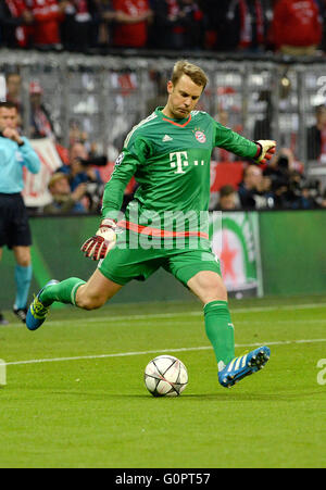 Munich, Allemagne. 3 mai, 2016. La Munich Manuel Neuer en action pendant la demi-finale de la Ligue des Champions match de football FC Bayern Munich vs Atletico Madrid à Munich, Allemagne, le 3 mai 2016. Photo : Angelika Warmuth/dpa/Alamy Live News Banque D'Images