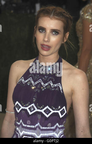 La ville de New York. 2 mai, 2016. Emma Roberts assistant à la 'Manus x Machina : mode dans l'ère de la technologie' Costume Institute Gala au Metropolitan Museum of Art le 2 mai 2016 à New York. Dans le monde d'utilisation | © dpa/Alamy Live News Banque D'Images