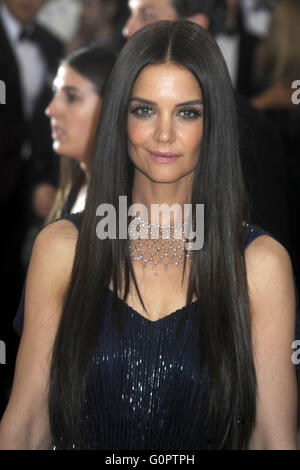 Katie Holmes assistant à la 'Manus x Machina : mode dans l'ère de la technologie' Costume Institute Gala au Metropolitan Museum of Art le 2 mai 2016 à New York. Dans le monde d'utilisation | Banque D'Images