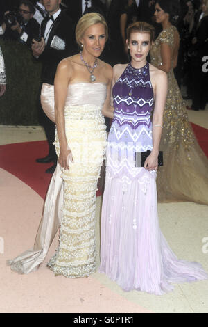 Tory Burch et Emma Roberts assistant à la 'Manus x Machina : mode dans l'ère de la technologie' Costume Institute Gala au Metropolitan Museum of Art le 2 mai 2016 à New York. Dans le monde d'utilisation | Banque D'Images