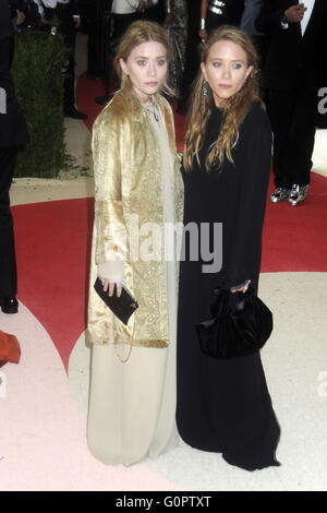 Mary-Kate et Ashley Olsen participant à la 'Manus x Machina : mode dans l'ère de la technologie' Costume Institute Gala au Metropolitan Museum of Art le 2 mai 2016 à New York. Dans le monde d'utilisation | Banque D'Images