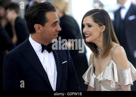 La ville de New York. 2 mai, 2016. Bobby Cannavale et Rose Byrne à la 'Manus x Machina : mode dans l'ère de la technologie' Costume Institute Gala au Metropolitan Museum of Art le 2 mai 2016 à New York. Dans le monde d'utilisation | © dpa/Alamy Live News Banque D'Images