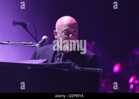 Las Vegas, NV, USA. Apr 30, 2016. Billy Joel présents pour Billy Joel en concert, T-Mobile Arena, Las Vegas, NV le 30 avril 2016. © James Atoa/Everett Collection/Alamy Live News Banque D'Images