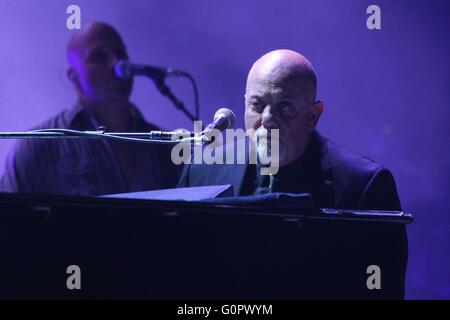 Las Vegas, NV, USA. Apr 30, 2016. Billy Joel présents pour Billy Joel en concert, T-Mobile Arena, Las Vegas, NV le 30 avril 2016. © James Atoa/Everett Collection/Alamy Live News Banque D'Images